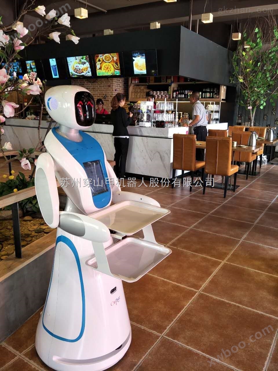 老根美食大院引进智能餐饮机器人当“跑堂”
